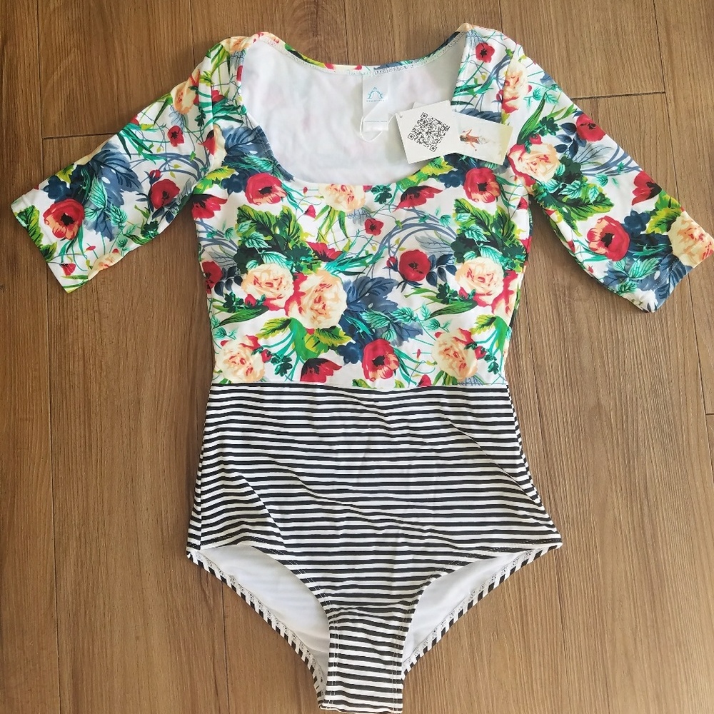 Short sleeve surfer swimsuit